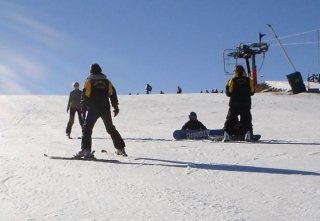  Teleski und Snowboard